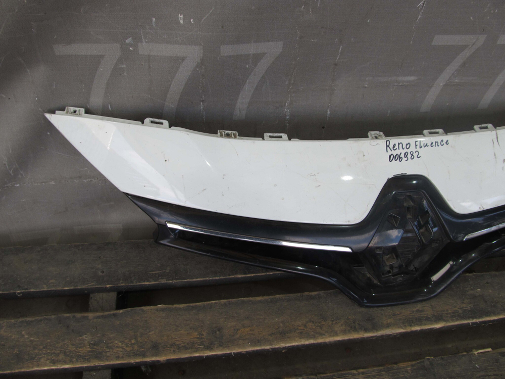 Решетка радиатора Renault  Fluence 1 09-17 Б/У Оригинал 623108841R