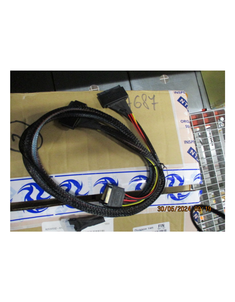 Cable, x8 SFF-8654 to 2xU.2 SFF-8639, 0,8M (analog 05-60005-00)