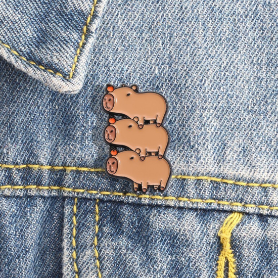 Значок металлический Капибары с апельсинами, р-р 3,1х2,3см