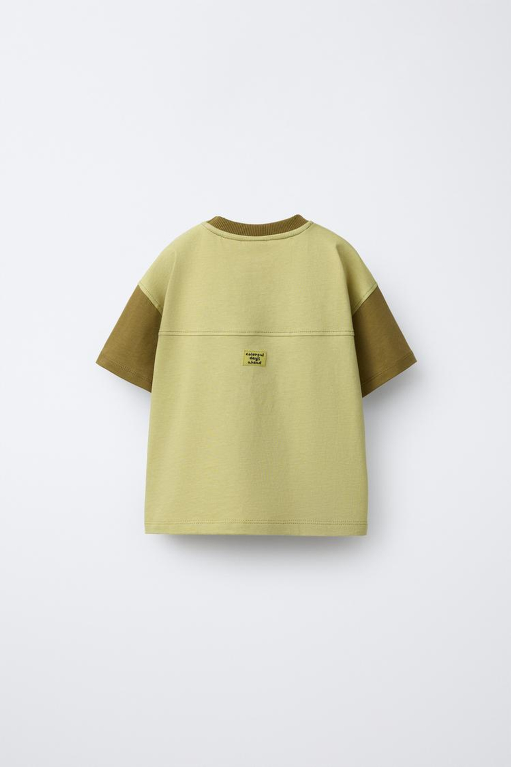 ZARA ФУТБОЛКА С КОНТРАСТНЫМИ РУКАВАМИ И ПРИНТОМ, ХАКИ