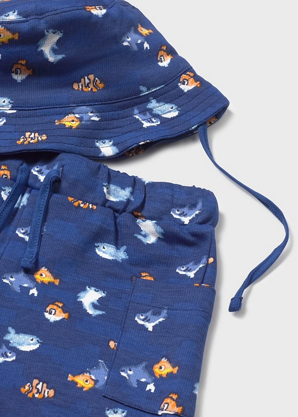 футболка с шортами и панамкой