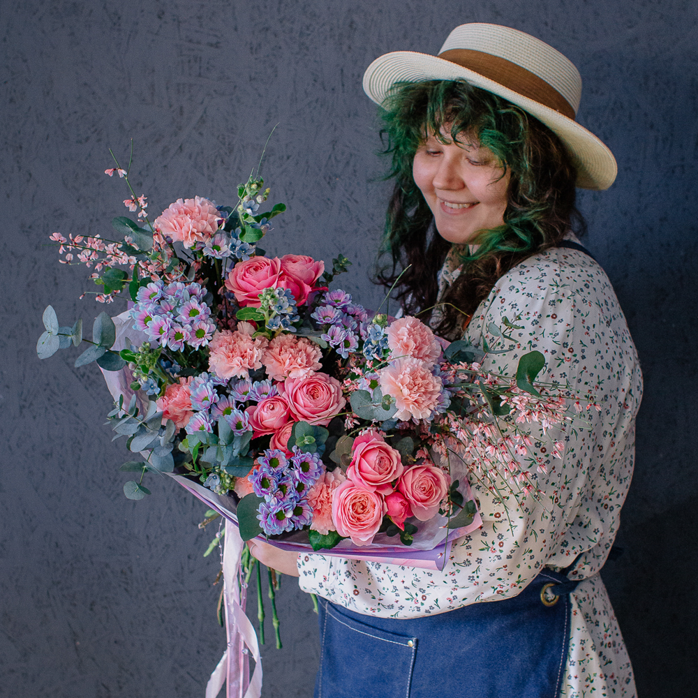 147. Нежный букет с розовыми пионовидными розами