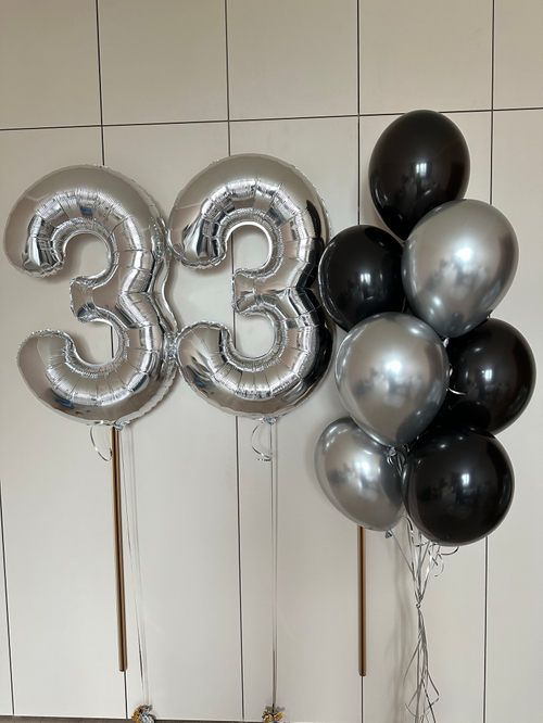 Серебряные цифры с воздушными шарами