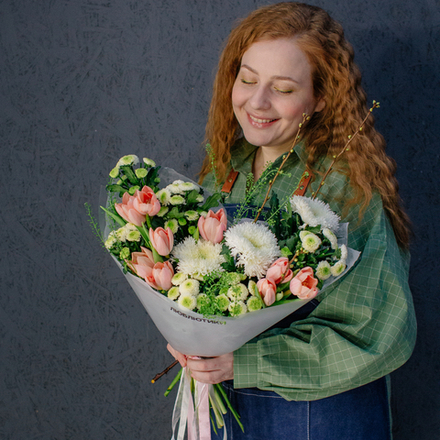 133. Свежий весенний букет с тюльпанами