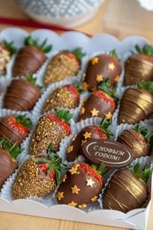 Набор клубники в шоколаде "Золотое мерцание"