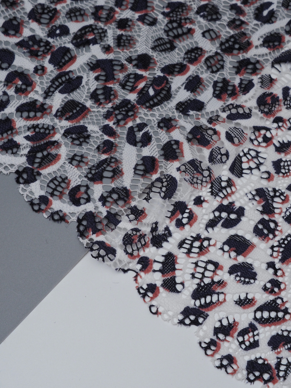 Эластичное кружево леопард белый с сухой розой и темно-синим ширина 22 см