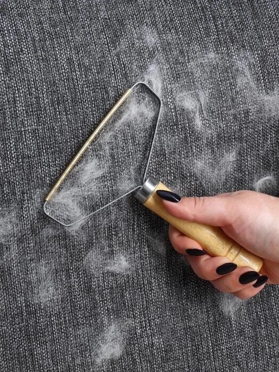 Скребок для чистки одежды, ковров, мебели, 16,5×12,5 см, ручка сосна