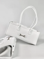 Женская сумка-багет из натуральной кожи белого цвета