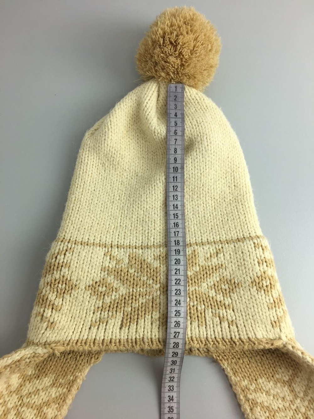 Шапка с помпонами