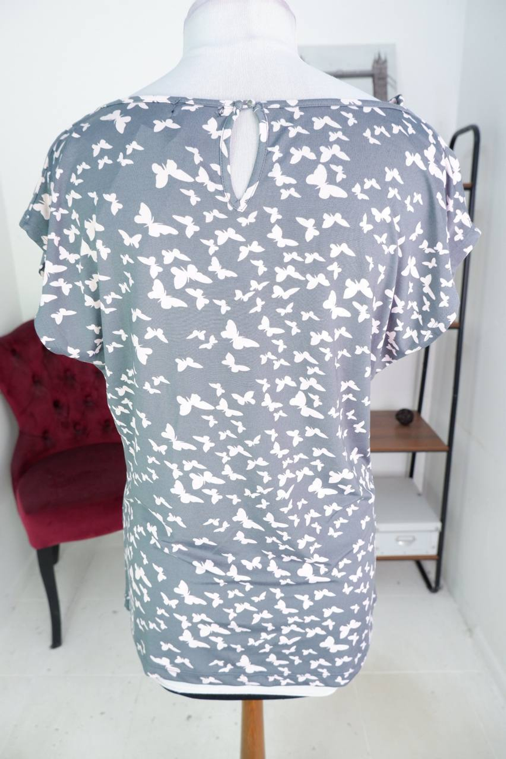 Футболка Ostin цветочная, маркировка М, визуально 46 размер