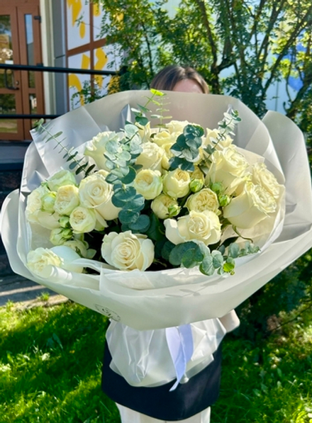 Букет из роз Мондиаль и кустовых роз