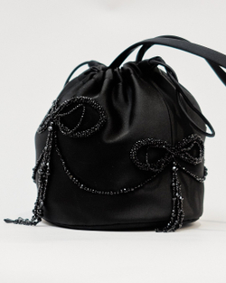 Сумочка из черного атласа с бантами