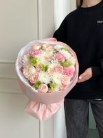 Букет сборный из кустовых пионовидных роз, хелеборуса, аллиума и одноголовых роз