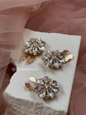 Накладки на пуговицы в форме цветка золотистые со стразами (клипсы)