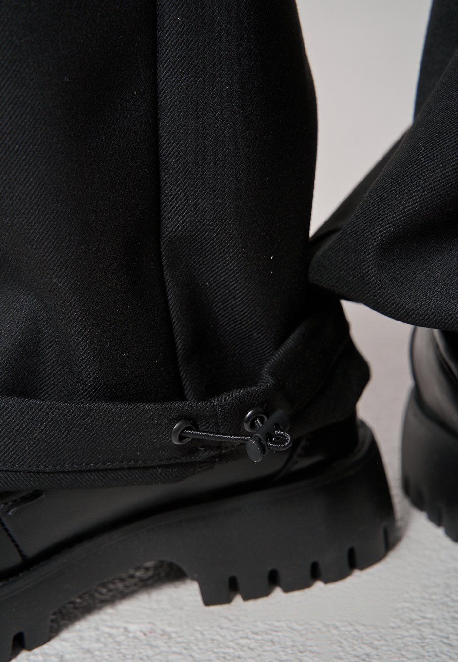 Брюки с поясом на резинке черные