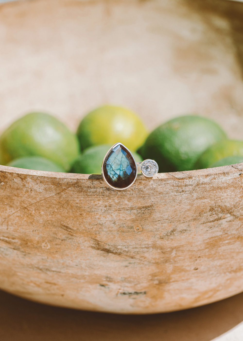 Кольцо «Дуо» с лабрадоритом в шахматной огранке и белым топазом