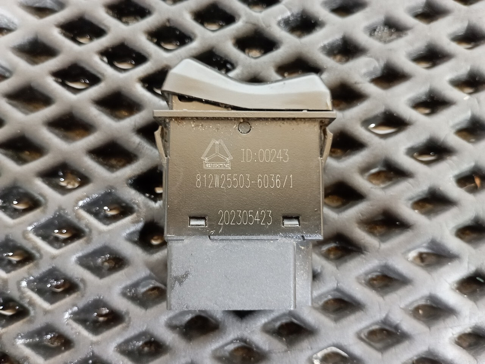 Кнопка включения горного тормоза