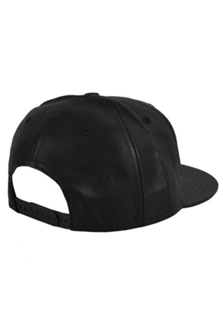 Бейсболка с прямым козырьком из гладкой экокожи черная