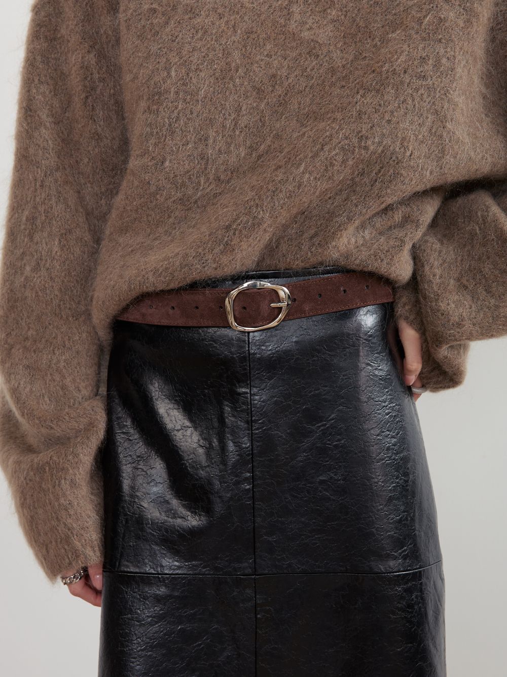 БАЗОВЫЙ РЕМЕНЬ С МЯТОЙ ПРЯЖКОЙ ЗАМША ТЕМНЫЙ ШОКОЛАД