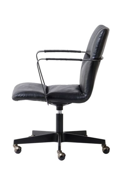Вращающееся кресло RS391 черная кожа