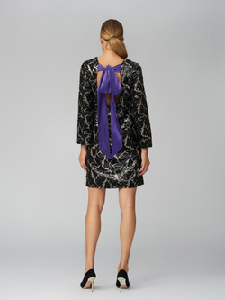 Платье в паетках с бантом и открытой спиной