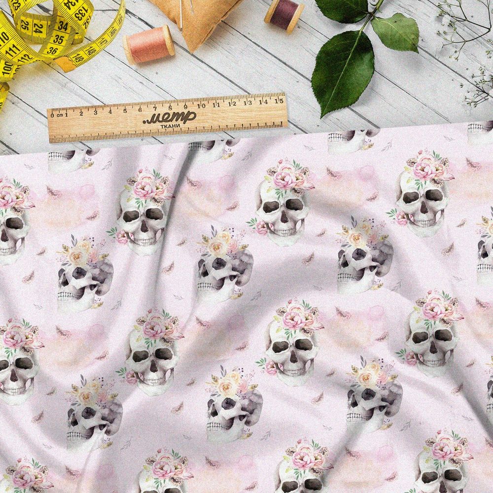 Ткань атлас черепа в цветах на розовом