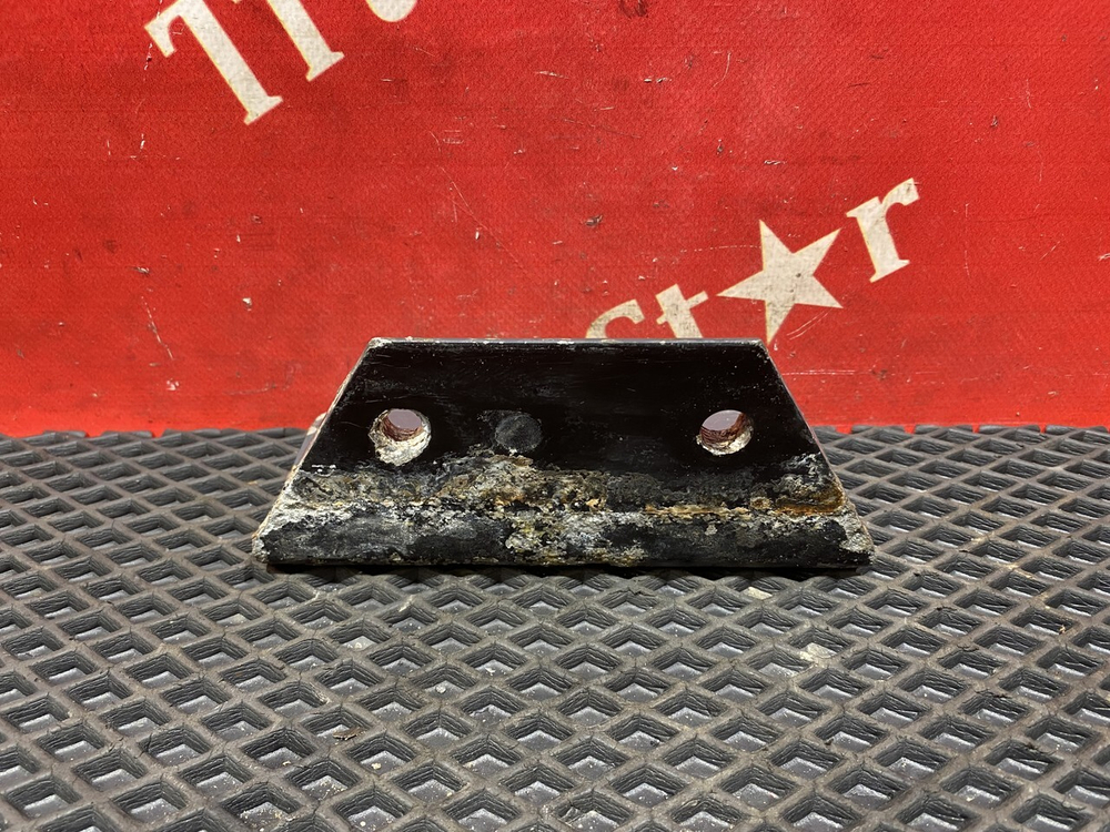 Кронштейн подушки передней заднего моста 2019г