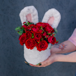 118. Милая композиция с алыми розами в шляпной коробке с ушками