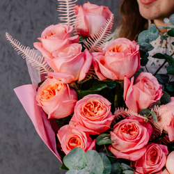 81. Нежный эффектный букет из пионовидных роз и эвкалипта