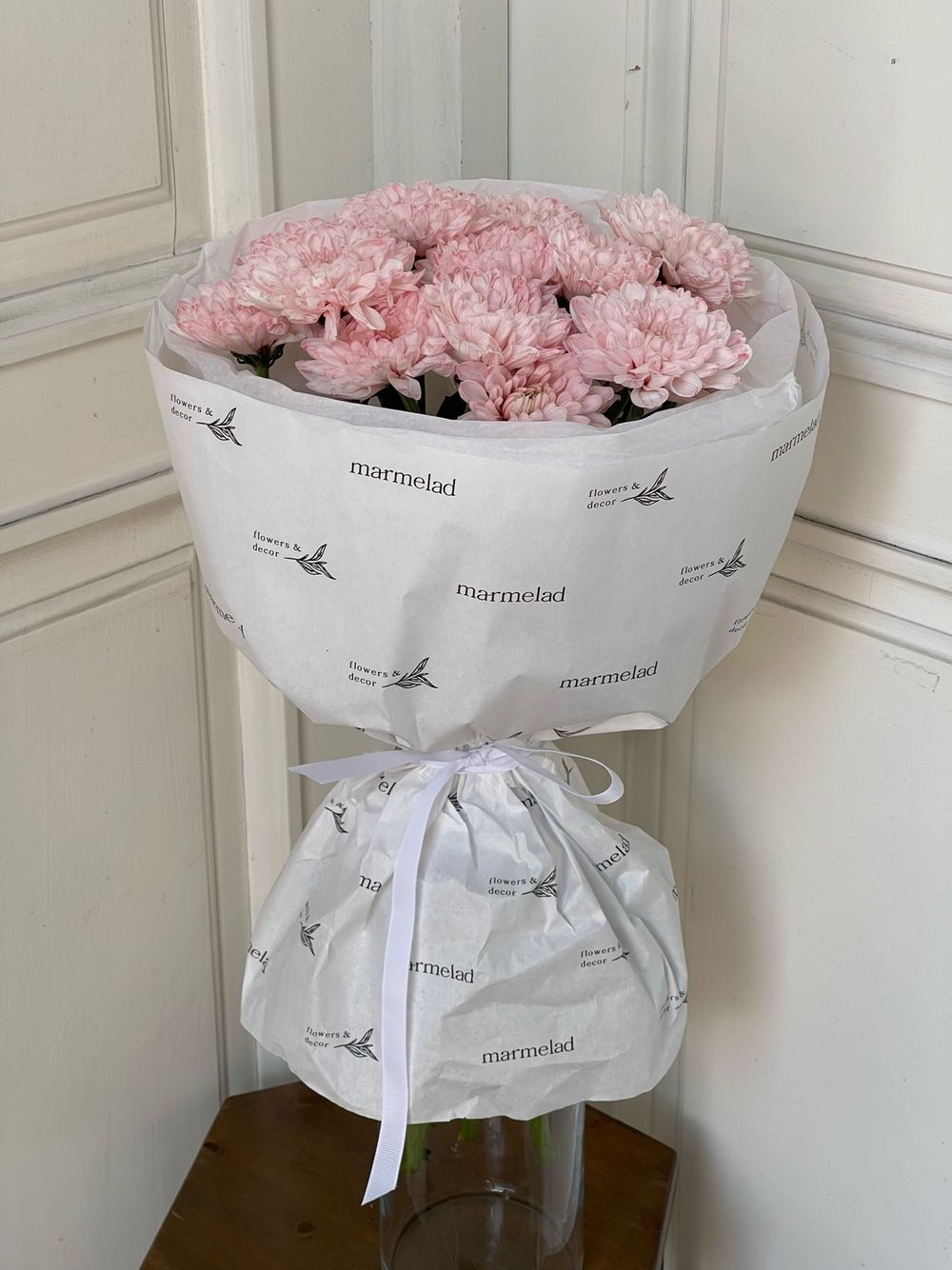 Авторский букет из персиковой хризантемы