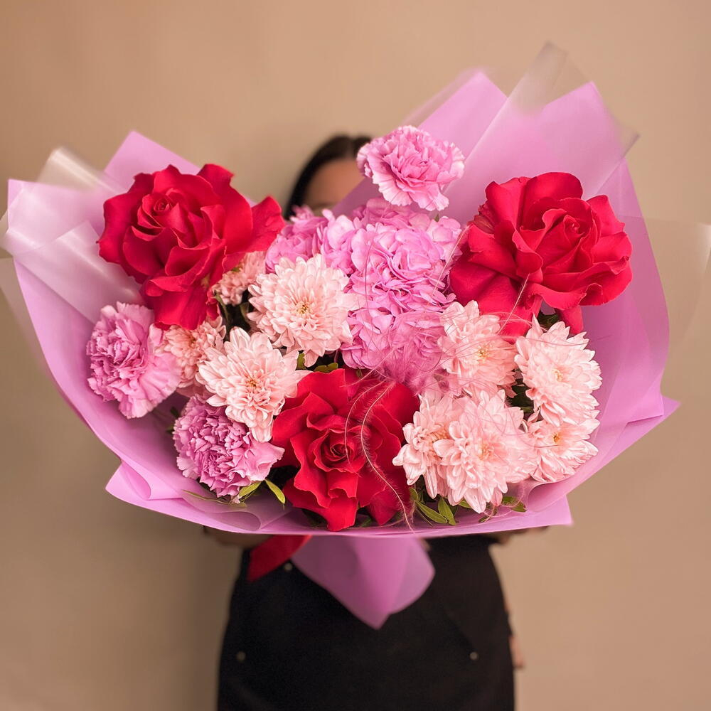 Розово-малиновый букет М с французскими розами, гортензией, хризантемами и гвоздиками