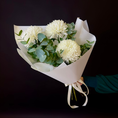 Flower bouquet of 3 white chrysanthemums