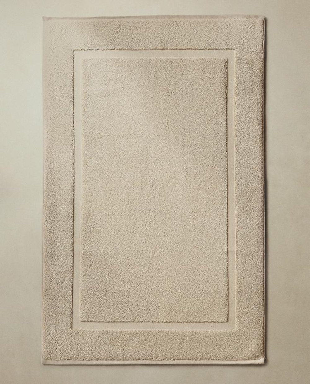 ZARA HOME КОВРИК ДЛЯ ВАННОЙ ИЗ МЯГКОЙ ТКАНИ, ПЕСОЧНЫЙ