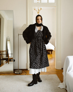 Платье с кружевным воротником