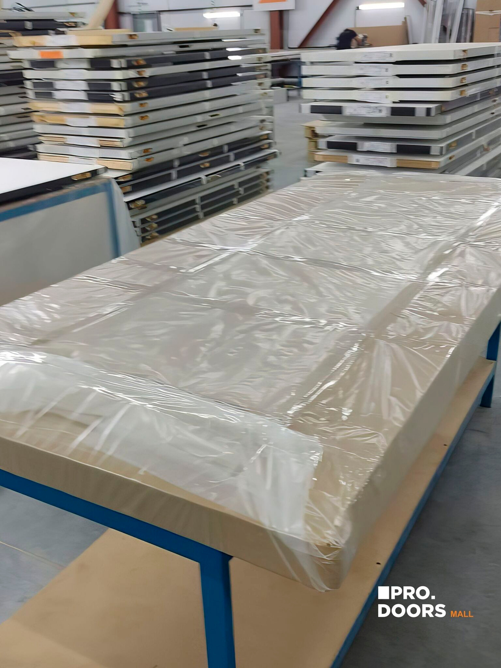 Дверь межкомнатная скрытого монтажа Invisible Revers, Скрытая дверь под покраску с черной кромкой, Левая