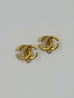 Миниатюрные клипсы в виде лого Chanel