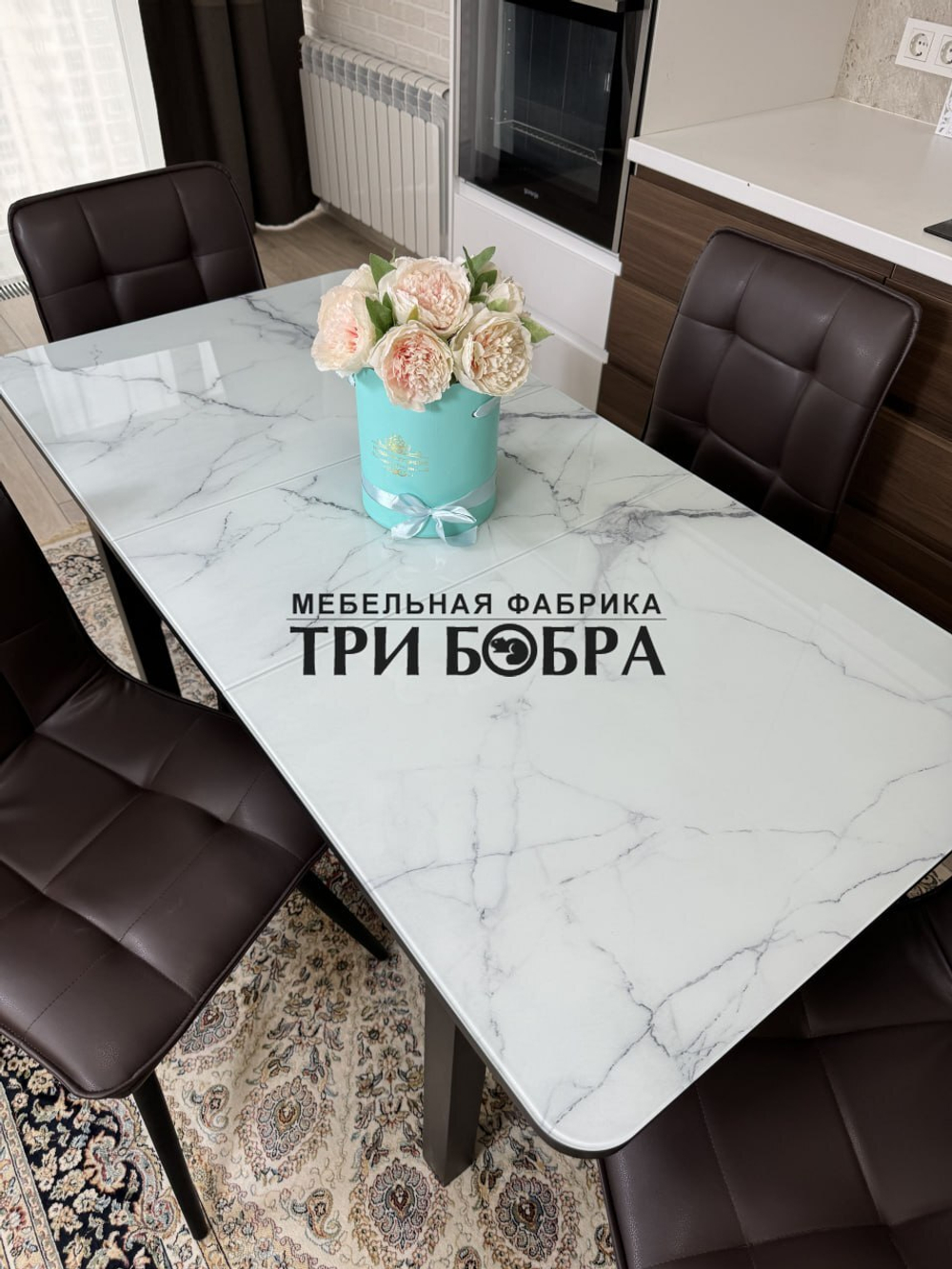 Стеклянный раздвижной стол "Итальянский мрамор" и стулья "ГУЧИ" коричневый