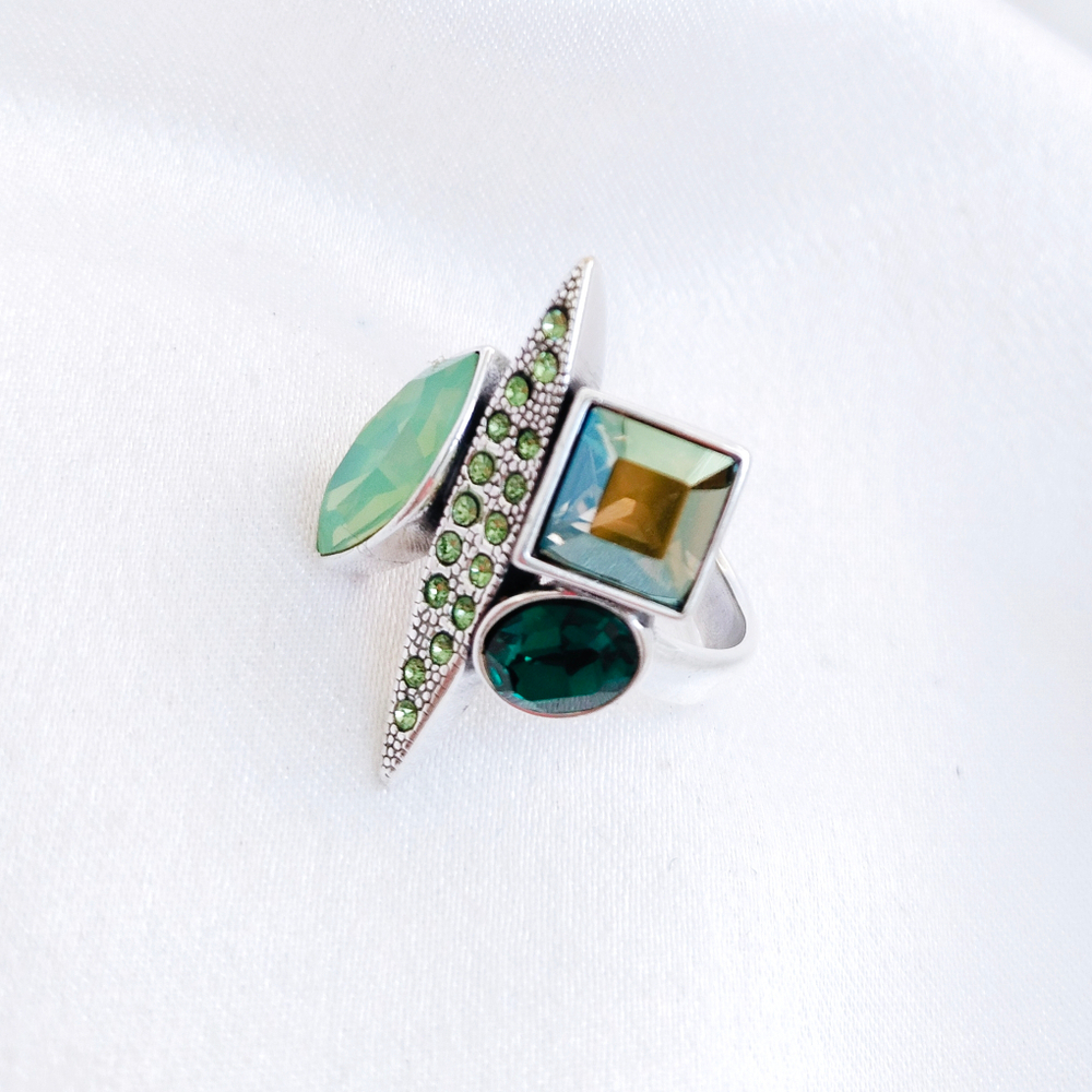 "Сенсация"  кольцо в серебряном покрытии из коллекции "Подиум" от Jenavi