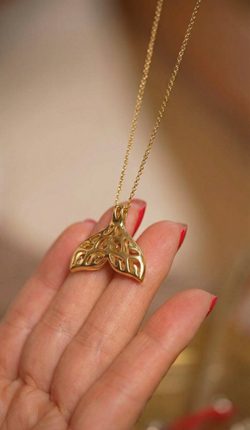 Кулон на цепочке "Хвост кита" в позолоте