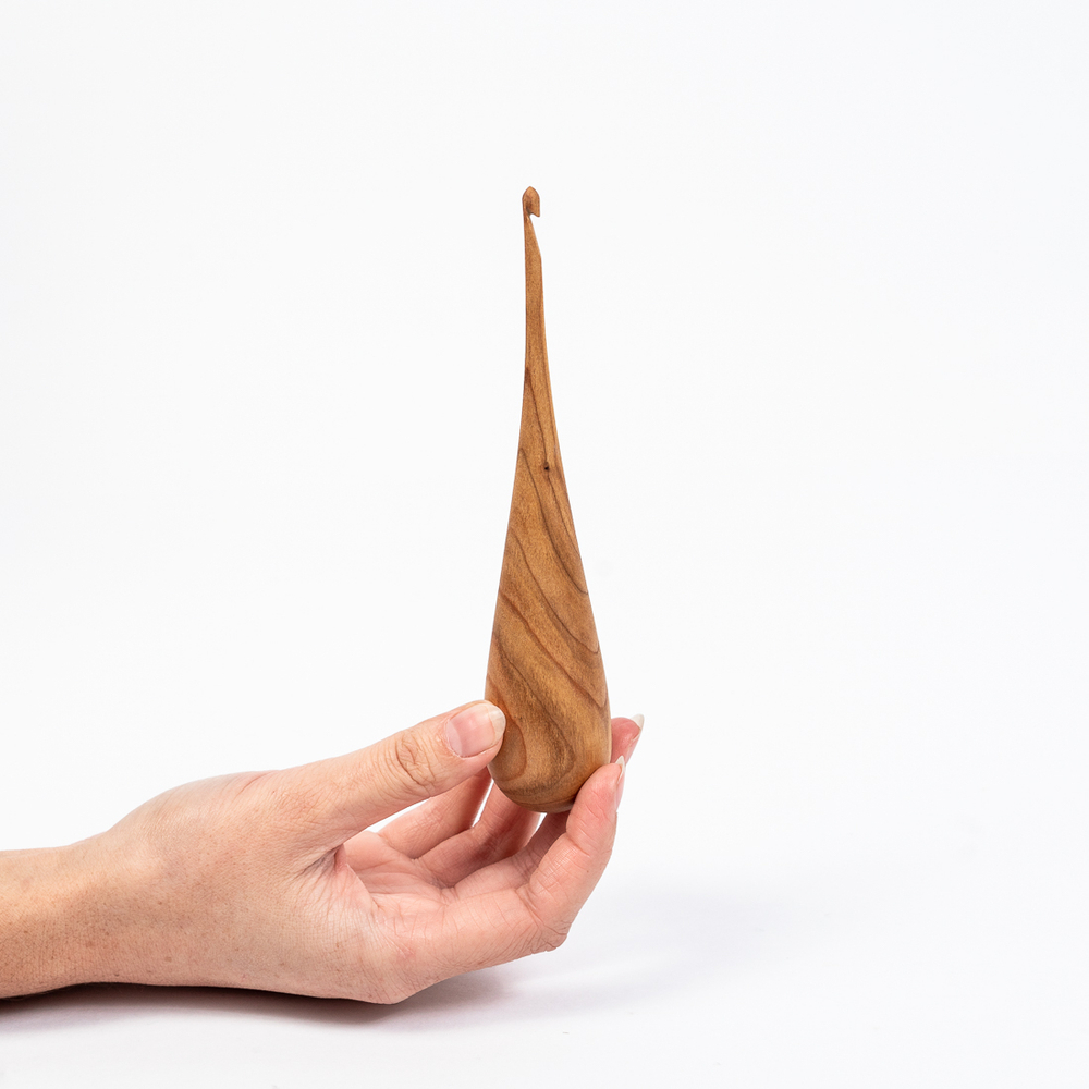 Деревянный крючок для вязания из древесины вишни 11 мм. Вязальный крючок. K157