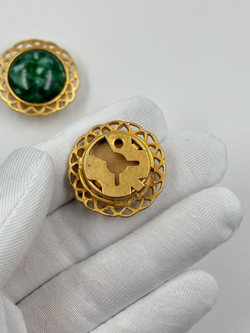 Накладка на пуговицу с зелёным кабошоном