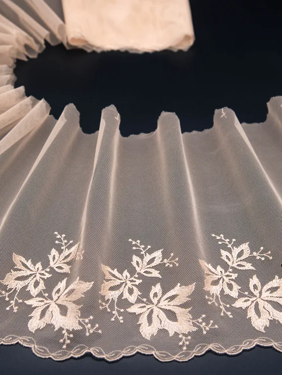 05-54 Вышивка на неэл. сетке 23 см, телесный (левая)