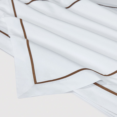 Постельное белье 2 спальное евро Сlaire&Caroll George белое с темно-коричневым кантом