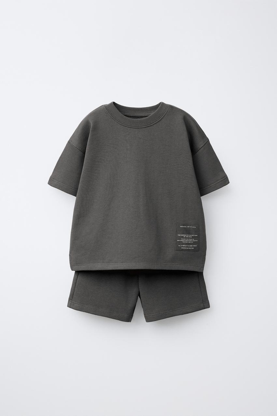 ZARA КОМПЛЕКТ ДЖОГГЕРЫ, ФУТБОЛКА И БЕРМУДЫ С НАШИВКОЙ, ЧЕРНЫЙ