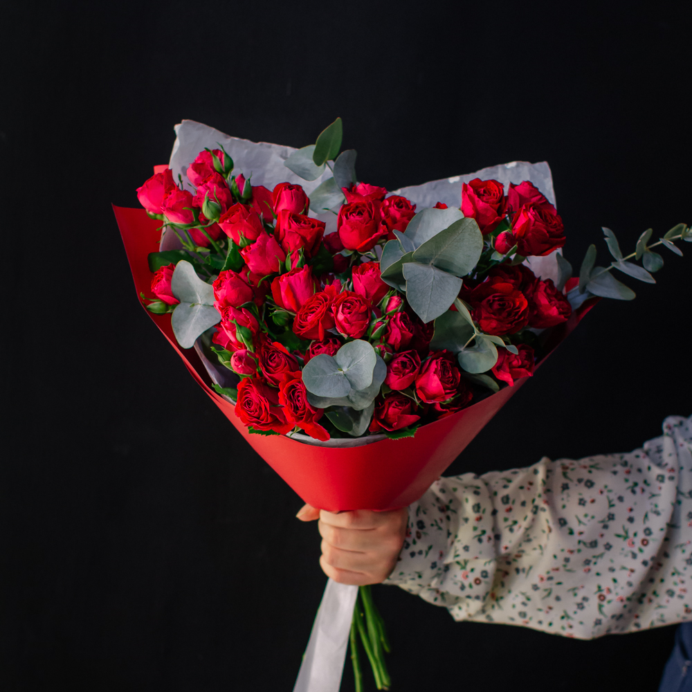 45. Страстный алый букет из кустовых роз и эвкалипта