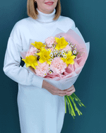 Весенний букет из нарциссов,ромашки и диантусов(00458)