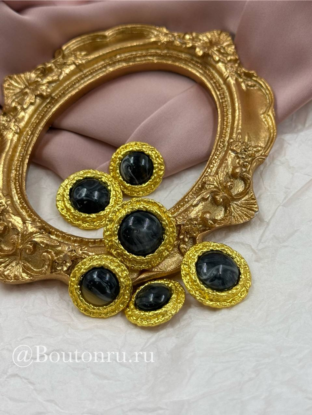 Пуговицы с матовым золотистым обрамлением и черным мраморным камнем
