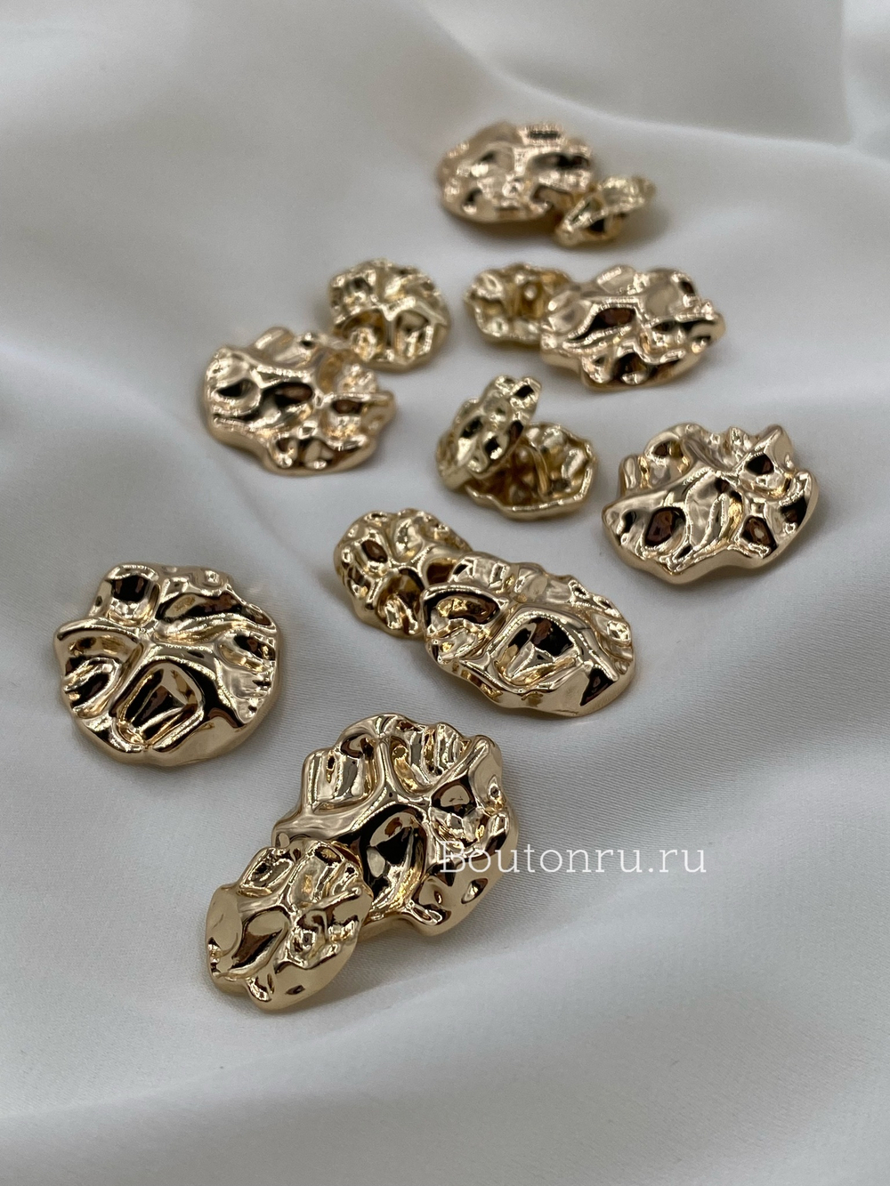 Пуговицы золотистые мятый металл