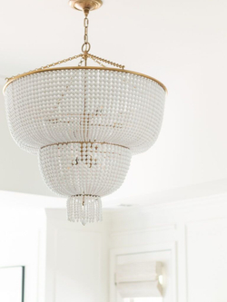 Роскошная люстра с каскадом жемчужных бусин на золотом основании ✨