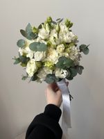 Свадебный букет из лизиантуса, диантусов и эвкалипта